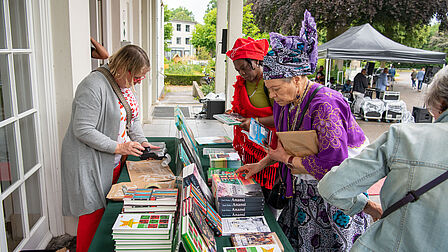 Na de herdenking en viering waren boeken te koop (foto: Wim Kastelijn)