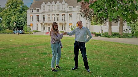 Wethouder Anne Marie ’t Hart en de heer Jonker, voorzitter van de Stichting Planschade Bilthoven Noord.